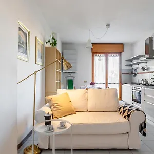 Guesthost - Cozy Apartment Near The Hospital With 2 Balconies!